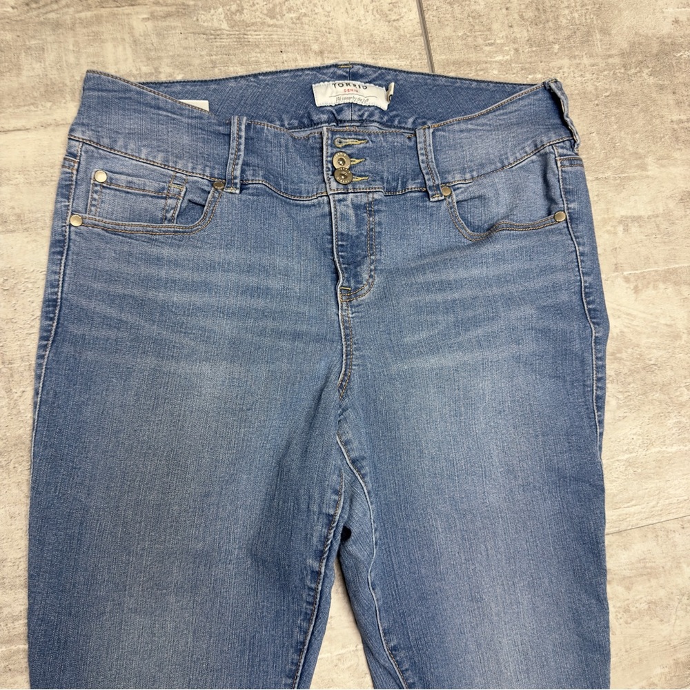 Torrid Skinny Jeans Size 16R Light Wash Stretch Jegging Mid Rise Denim Womens - Picture 3 of 11